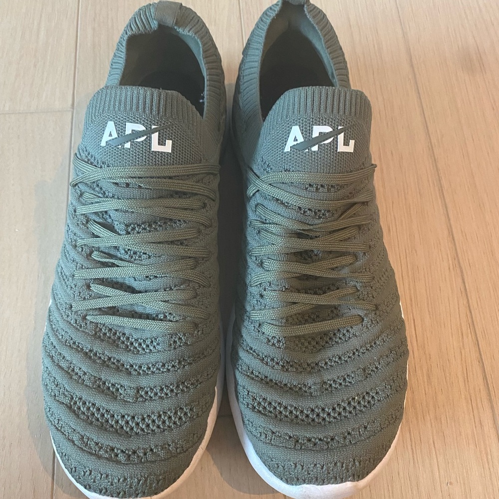 APL tech loom size 10. Lightly worn for walking